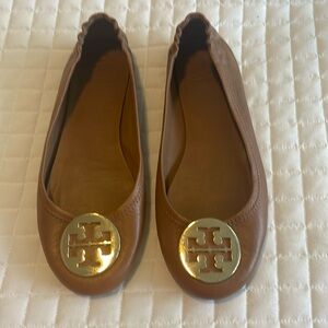 Women’s Tan and gold Tory Burch leather classic ballet flat.